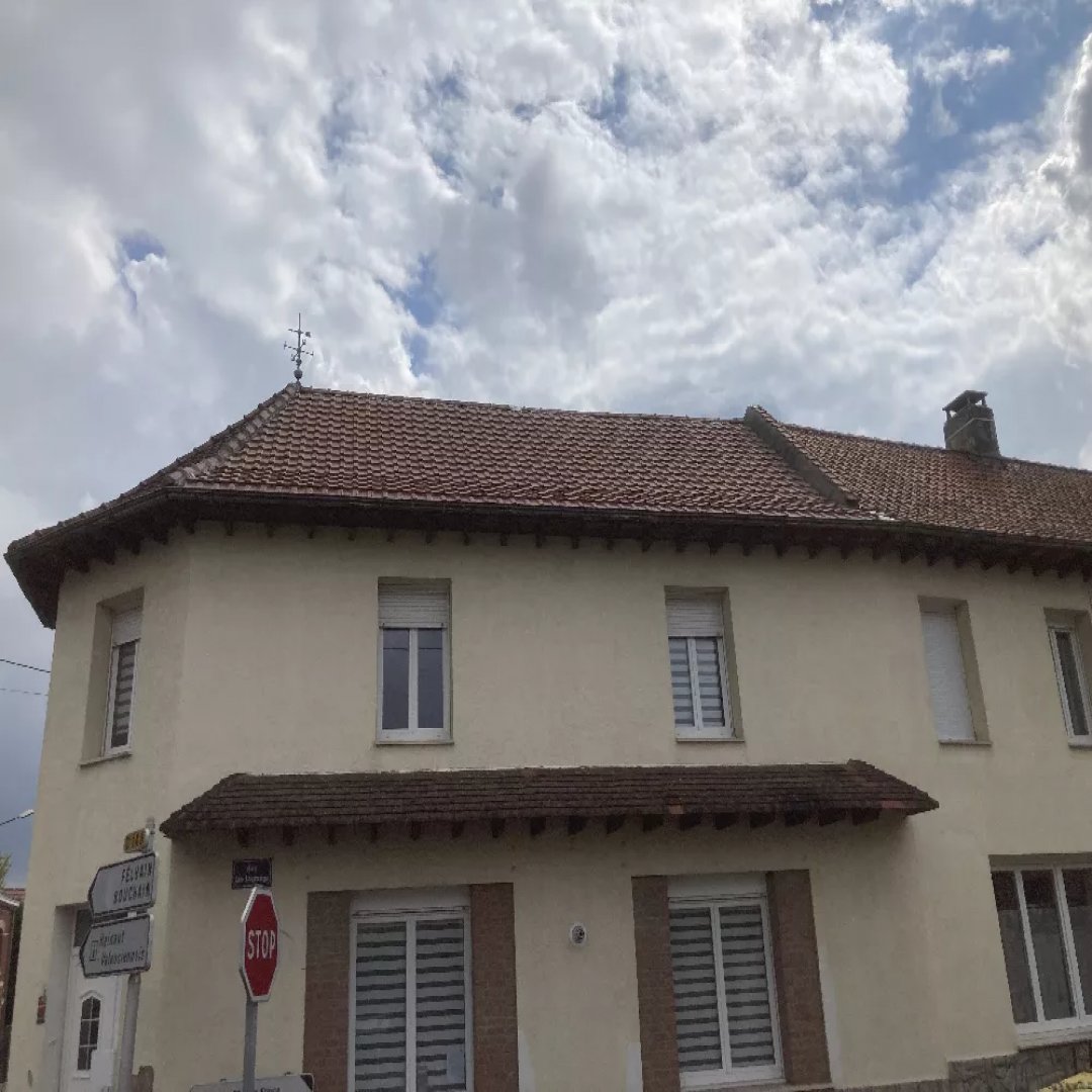 toiture maison en tuiles noire NOMSOCIETE