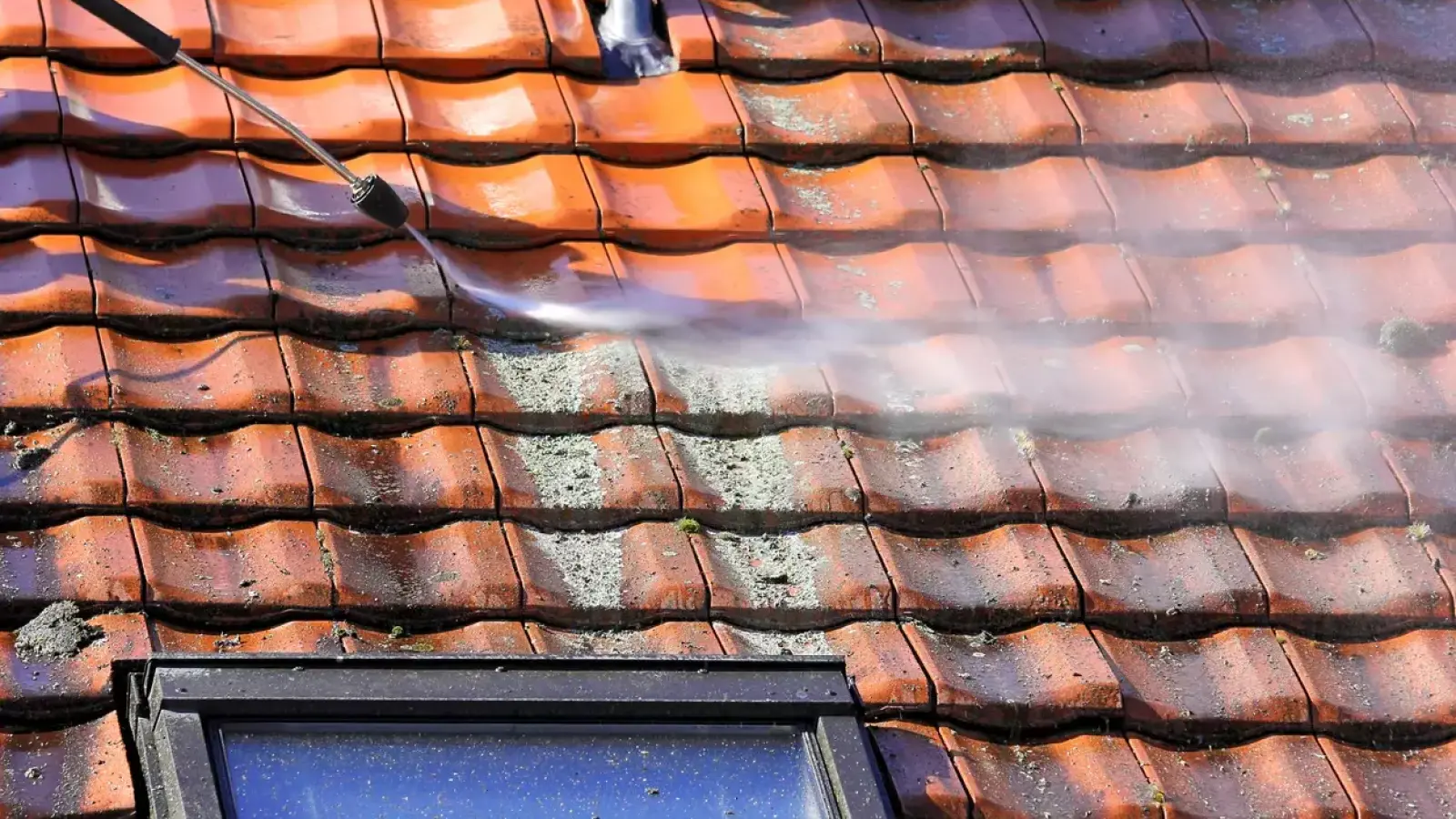 démoussage de toiture en tuiles avec RENOLD COUVERTURE