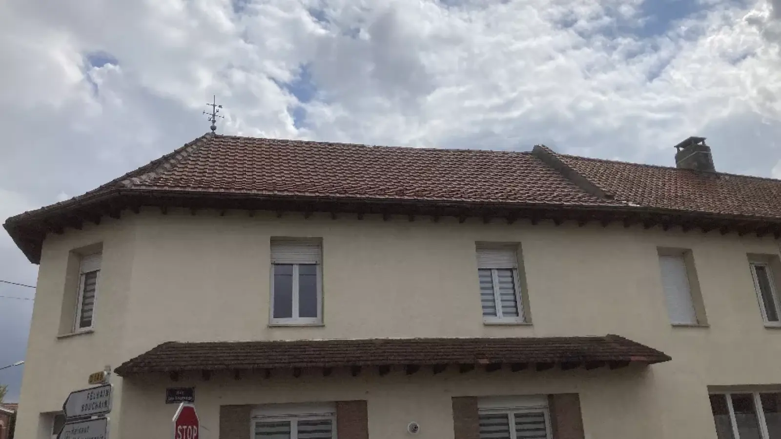 toiture maison en tuiles noire RENOLD COUVERTURE